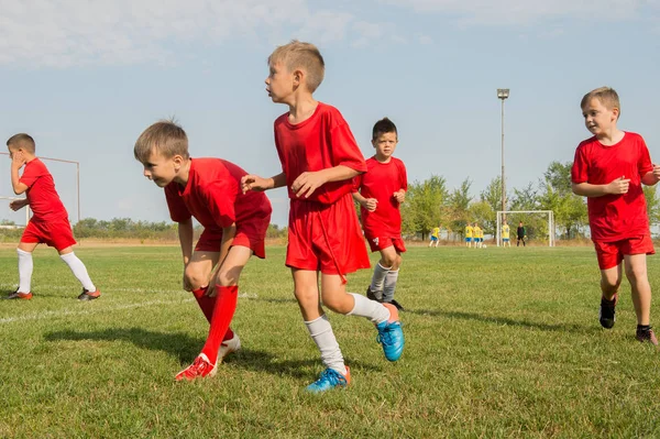Futebol infantil jogadores de crianças que se exercitam antes do jogo — Fotografia de Stock