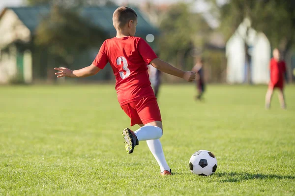 Football pour enfants - les enfants joueurs match sur le terrain de football — Photo