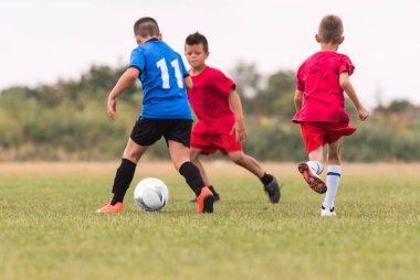 Çocuklar futbol futbol - futbol sahası üzerinde çocuk oyuncular maç 