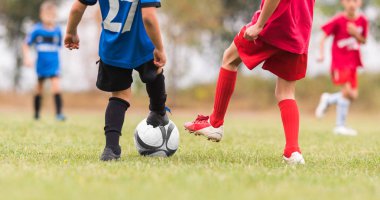 Çocuklar futbol futbol - futbol sahası üzerinde çocuk oyuncular maç 