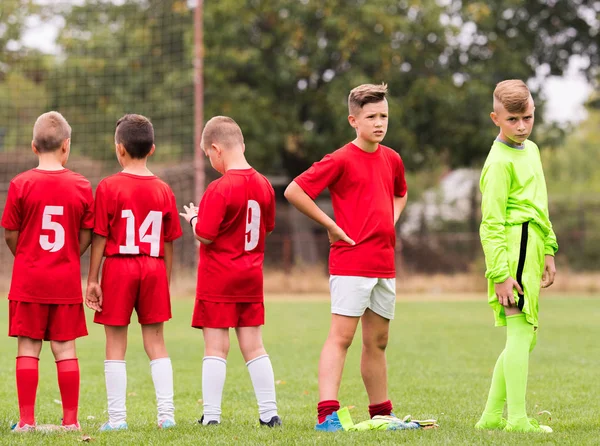 Futebol infantil - crianças jogadores jogo no campo de futebol — Fotografia de Stock