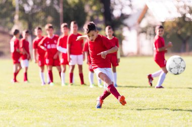 Çocuklar futbol futbol - futbol sahası üzerinde çocuk oyuncular maç 