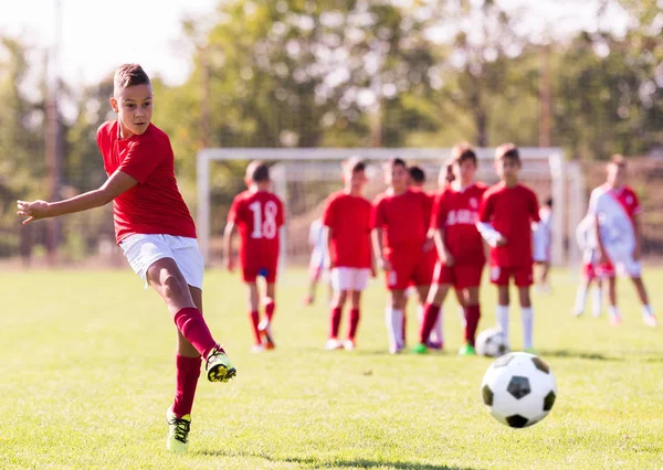 Niños fútbol fútbol - niños pequeños jugadores partido en los campos de fútbol —  Fotos de Stock
