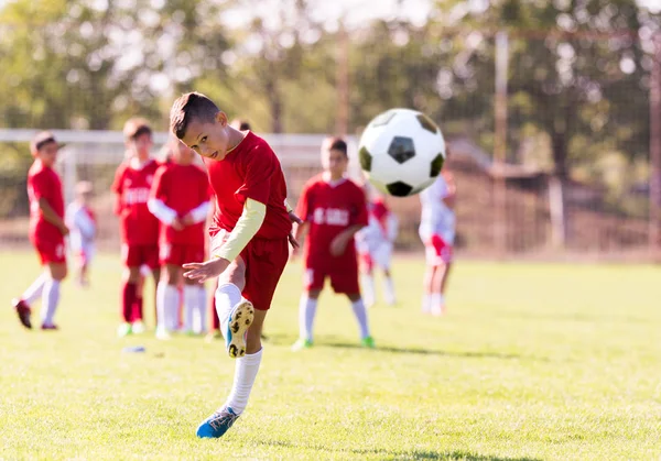 Futebol infantil futebol - crianças jovens jogadores jogo em campos de futebol — Fotografia de Stock