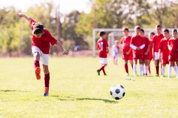 Niños fútbol fútbol - niños pequeños jugadores partido en los campos de fútbol —  Fotos de Stock