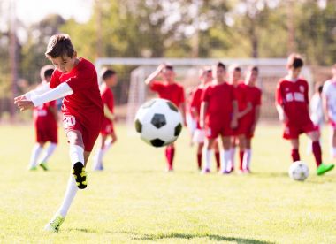Çocuklar futbol futbol - genç çocuk oyuncuları maç futbol sahaları