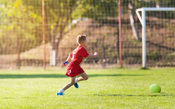 Çocuklar futbol futbol - genç çocuk oyuncuları maç futbol sahaları — Stok fotoğraf