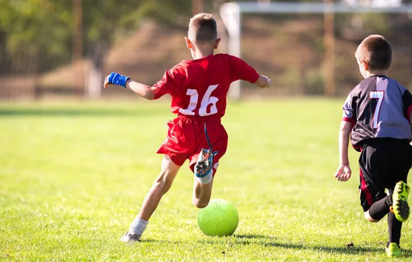 Niños fútbol fútbol - niños pequeños jugadores partido en los campos de fútbol — Foto de Stock