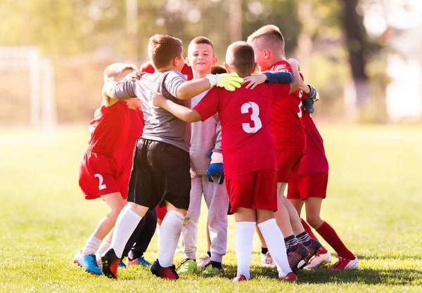 子供のサッカーの試合後祝う子供選手 — ストック写真