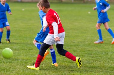 Çocuklar futbol futbol - futbol sahası üzerinde çocuk oyuncular maç 