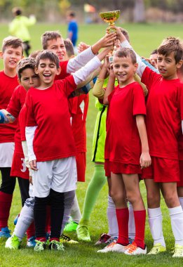 Çocuklar futbol futbol - çocuk oyuncular ile bir troph kutluyor