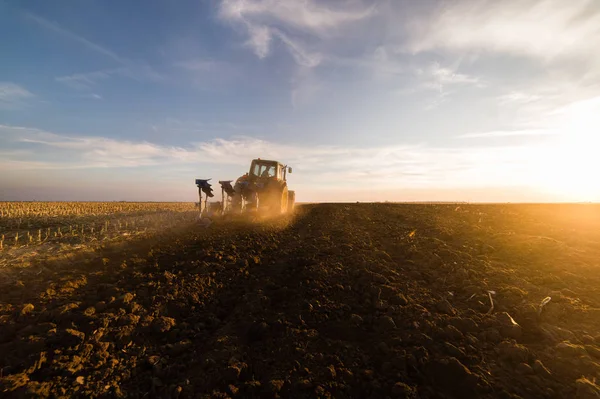 Traktor orat pole - příprava půdy pro vysetí — Stock fotografie