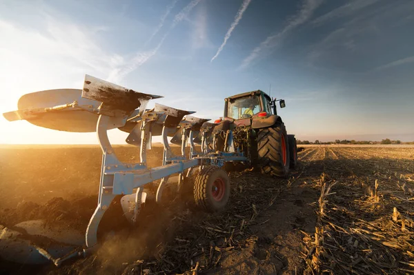 Campos de arado de tractores: preparación de tierras para la siembra — Foto de Stock