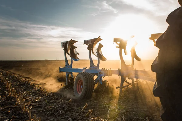 Traktor plöjer fälten - förbereda marken för sådd — Stockfoto