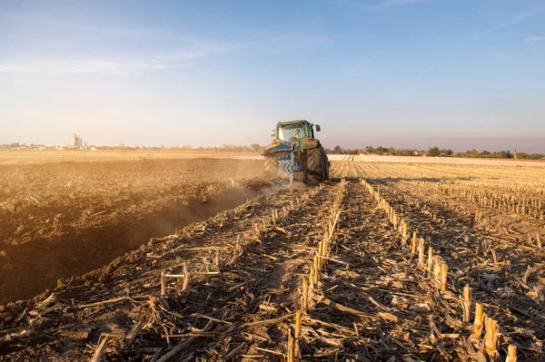 Campos de arado de tractores: preparación de tierras para la siembra — Foto de Stock