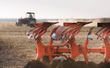 Traktör sürme alanları - kara sowings için hazırlanıyor
