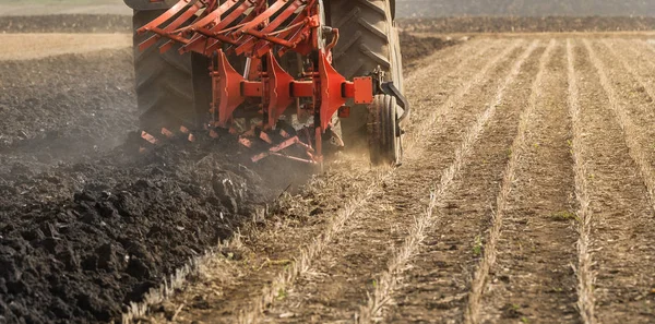 Campos de arado de tractores: preparación de tierras para la siembra — Foto de Stock