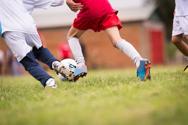 Fútbol de niños - partido de jugadores de niños en el campo de fútbol —  Fotos de Stock