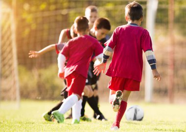 Çocuklar futbol futbol - futbol sahası üzerinde çocuk oyuncular maç 