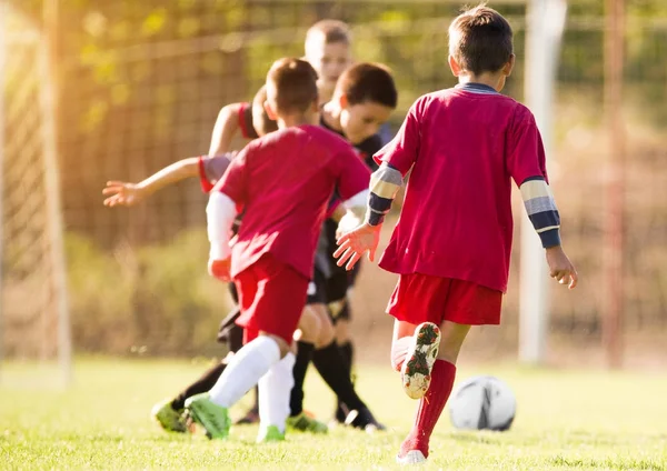 Fútbol de niños - partido de jugadores de niños en el campo de fútbol —  Fotos de Stock