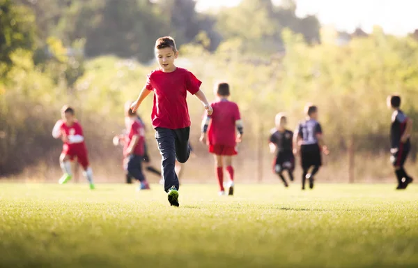 Kinderen voetbal voetbal - kinderen spelers match op voetbalveld — Stockfoto