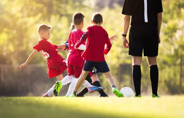 Çocuklar futbol futbol - futbol sahası üzerinde çocuk oyuncular maç — Stok fotoğraf