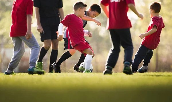 Детский футбол - детские игры на футбольном поле — стоковое фото