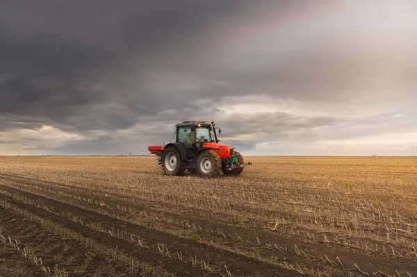 Tractor espalhando fertilizantes artificiais — Fotografia de Stock