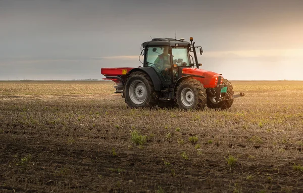 Tractor espalhando fertilizantes artificiais — Fotografia de Stock