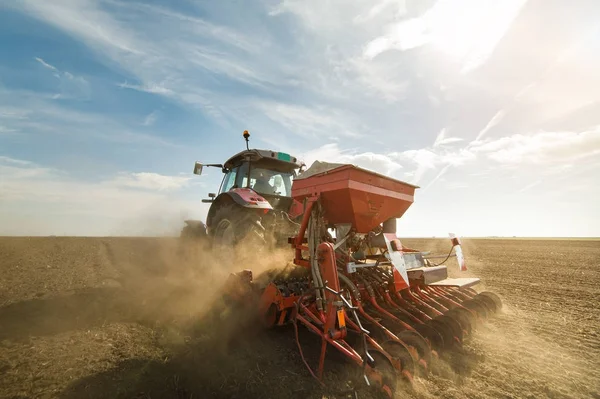 Traktor orat pole - příprava půdy pro výsev na podzim — Stock fotografie