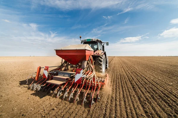 Campos de arado de tractores-preparación de la tierra para la siembra en otoño — Foto de Stock