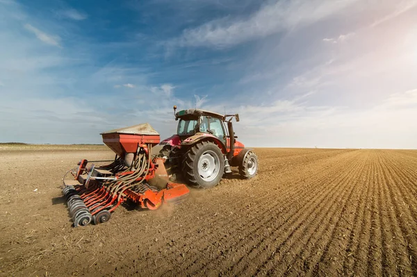 Campos de lavoura de tratores preparando terra para semear no outono — Fotografia de Stock