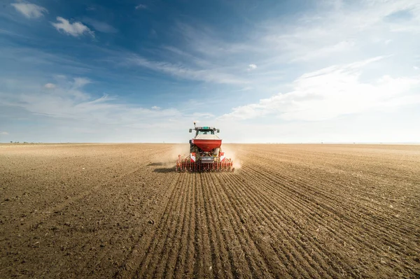 Traktor orat pole - příprava půdy pro výsev na podzim — Stock fotografie