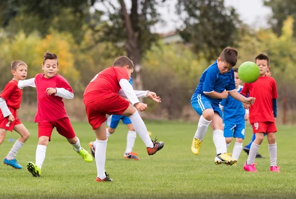 Copii mici jucatori meci de fotbal pe teren de fotbal — Fotografie, imagine de stoc