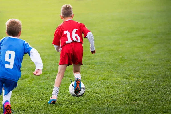 Jeunes enfants joueurs match de football sur le terrain de football — Photo