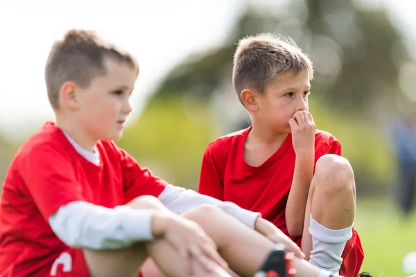Unga barn spelare fotbollsmatch på fotbollsplan - pojkar wat — Stockfoto