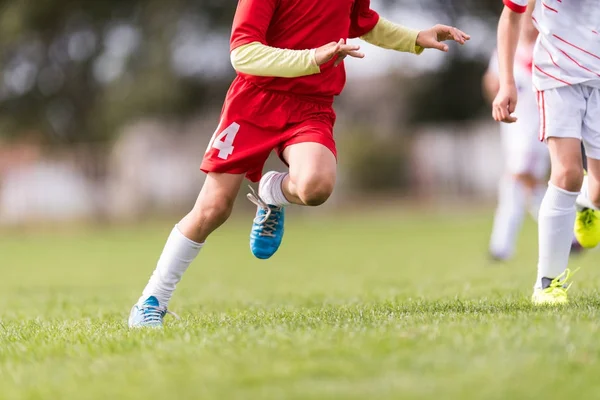 Fiatal gyerekek játékos labdarúgó-mérkőzés futballpályán — Stock Fotó