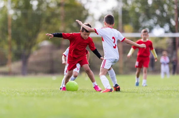 Jeunes enfants joueurs match de football sur le terrain de football — Photo