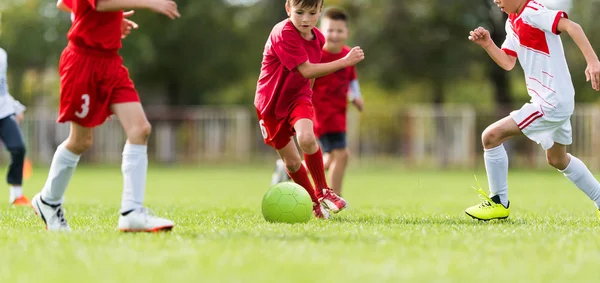 Niños pequeños jugadores partido de fútbol en el campo de fútbol —  Fotos de Stock