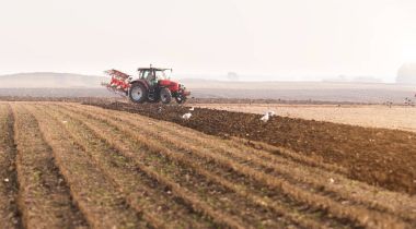 Traktör sürme alanları - toprak sonbaharda Ekim için hazırlanıyor