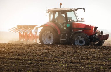 Traktör sürme alanları - toprak sonbaharda Ekim için hazırlanıyor