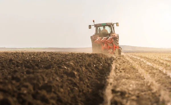 Traktor plöjer fälten - förbereda marken för sådd på hösten — Stockfoto