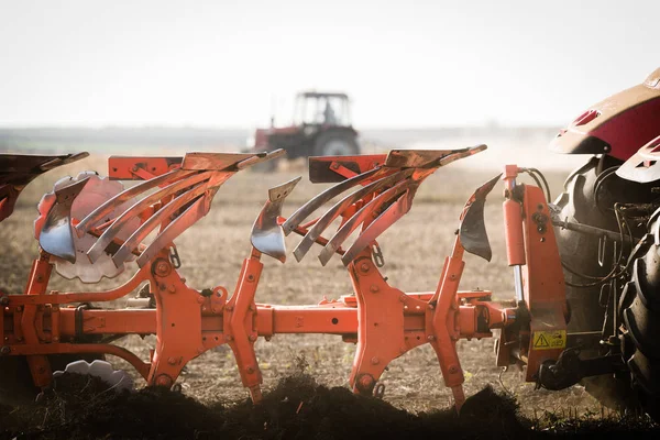 Campos de arado de tractores-preparación de la tierra para la siembra en otoño —  Fotos de Stock