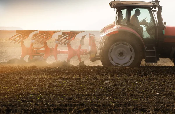 Trattore aratura campi-preparando terreni per la semina in autunno — Foto Stock