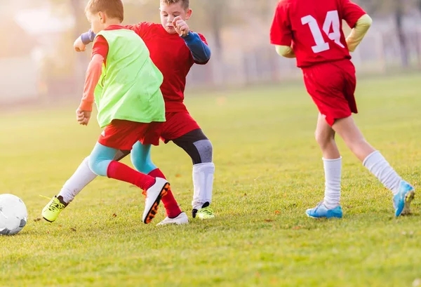 Genç çocuk oyuncular futbol maç futbol sahası — Stok fotoğraf