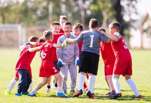 Barnen fotboll fotboll - barn spelare firar efter victo — Stockfoto