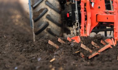 Traktör sürme alanları - toprak sonbaharda Ekim için hazırlanıyor