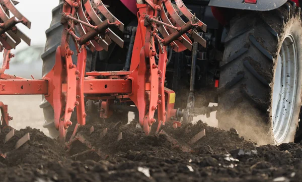 Traktor plöjer fälten - förbereda marken för sådd på hösten — Stockfoto