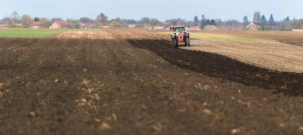 Campos de lavoura de tratores preparando terra para semear no outono — Fotografia de Stock