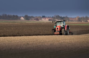 Traktör sürme alanları - toprak sonbaharda Ekim için hazırlanıyor